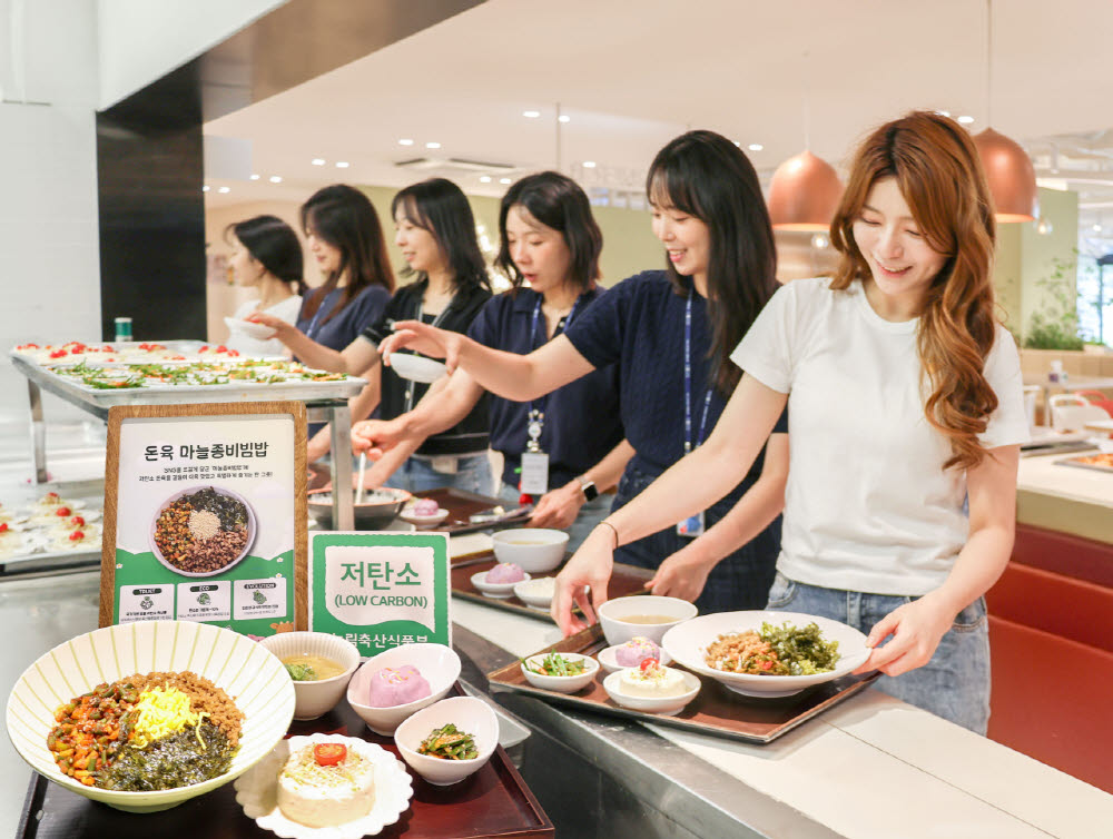 현대그린푸드가 운영하는 단체급식 사업장에 저탄소 돈육을 활용한 메뉴를 직원들이 바아가고 있다. (사진=현대그린푸드)