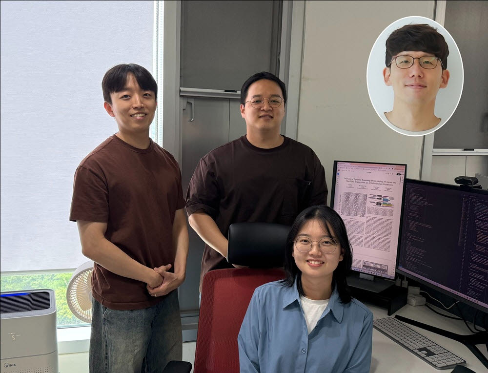 (왼쪽부터) 신병준 석사과정, 정진하 석박통합과정, 김지인 박사과정, (우상단) KAIST 유민수 교수. 사진=KAIST