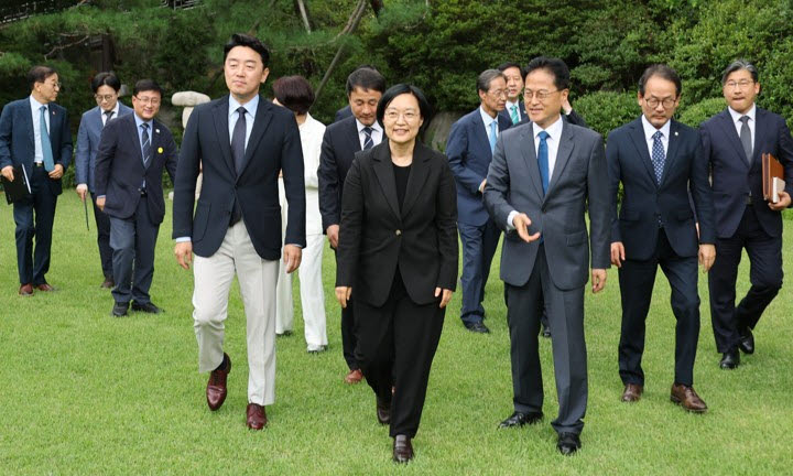 고위당정협의회 회의장으로 향하는 한성숙 국무총리(가운데)(사진=연합뉴스)