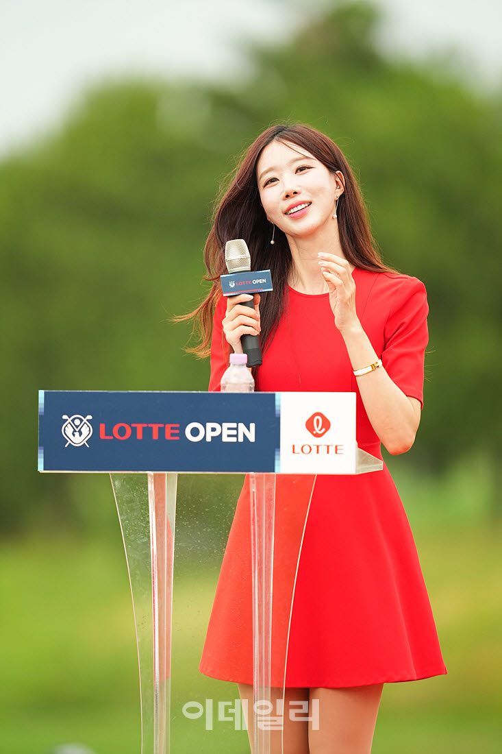 [포토]진달래 아나운서,진행은 매끄럽게
