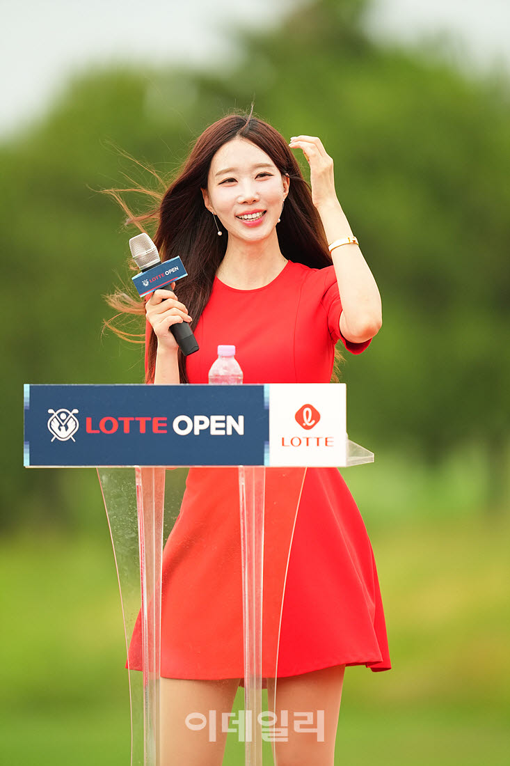 [포토]진달래 아나운서,바람에 머리결 휘날리며