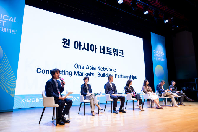 지난 2일 서울 강남구 코엑스에서 열린 ‘2026 K뮤지컬 국제마켓’에서 각국 관계자들이 ‘원 아시아 네트워크’ 방향성을 의논했다. 왼쪽부터 이종규 한국뮤지컬협회 이사장, 야마자키 나호코 토호 공연본부장, 츠노다 야스히사 우메다예술극장 이사, 천루이 광저우 오페라하우스 부총경리, 리징 다마이 당연유희 경영감독 겸 프로듀서, 이성훈 쇼노트 대표, 예주열 CJ ENM 공연사업부장. (사진=예술경영지원센터)