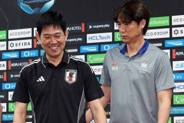 모리야스 하지메 일본 축구대표팀 감독과 홍명보 전 한국 축구대표팀 감독.(사진=뉴스1)