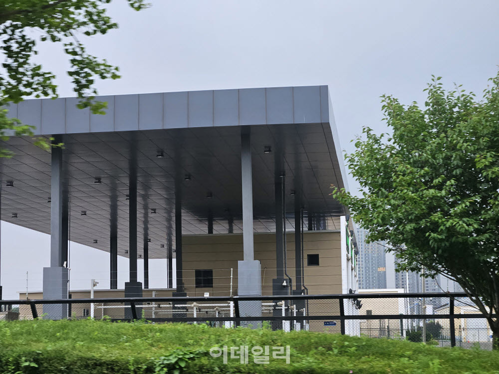 지난 2일 중국 랴오닝성 단둥의 신압록강대교 진입부 세관 전경. 현지 교민들에 따르면 최근 이곳에서 주변 재정비 작업이 진행됐다. (사진=이데일리 이명철 특파원)