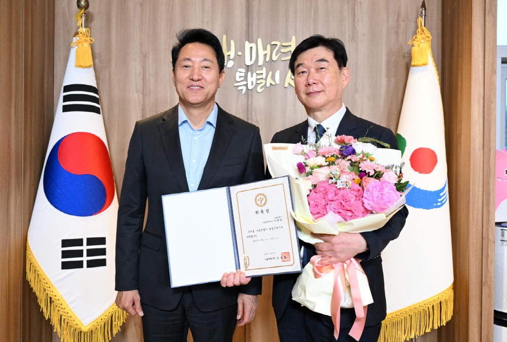 오세훈 서울시장(왼쪽)이 6일 중구 시청 청사에서 서울총괄건축가 위촉식을 열고 이창무 신임 총괄건축가와 기념 사진을 촬영하고 있다. (사진=서울시 제공)