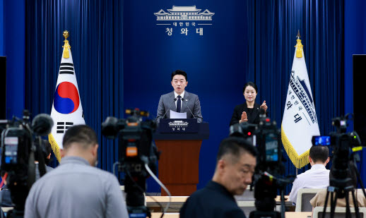 강훈식 비서실장이 6일 청와대 춘추관에서 이날 오전 열린 메가프로젝트 민관합동 점검회의 결과 브리핑을 하고 있다. (사진=연합뉴스)