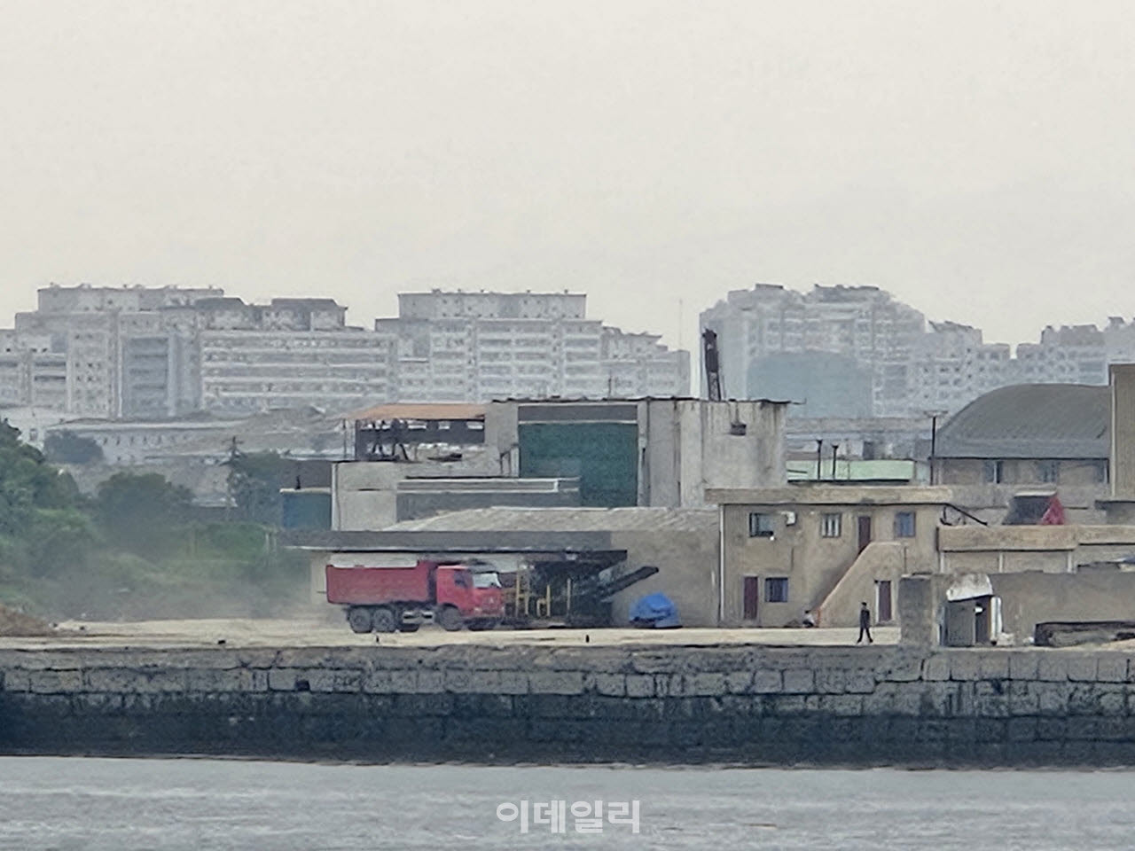 지난 3일 중국 랴오닝성 단둥 지역에서 바라본 북한 신의주. 공사 트럭과 인부들의 모습이 보인다. (사진=이데일리 이명철 특파원)