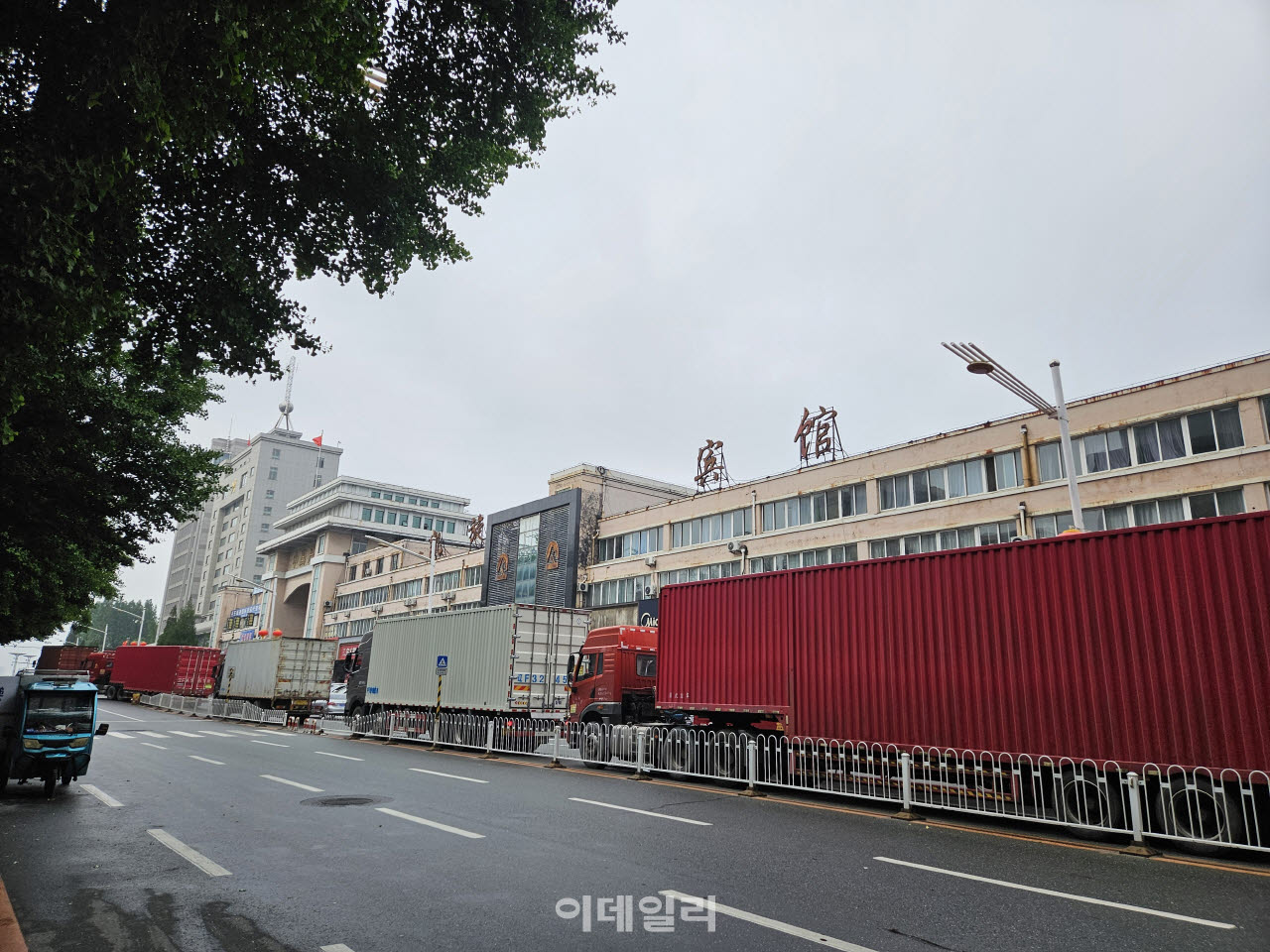 지난 3일 중국 랴오닝성 단둥시 해관 앞에 북한으로 향하는 화물차들이 줄지서 서있다. (사진=이데일리 이명철 특파원)
