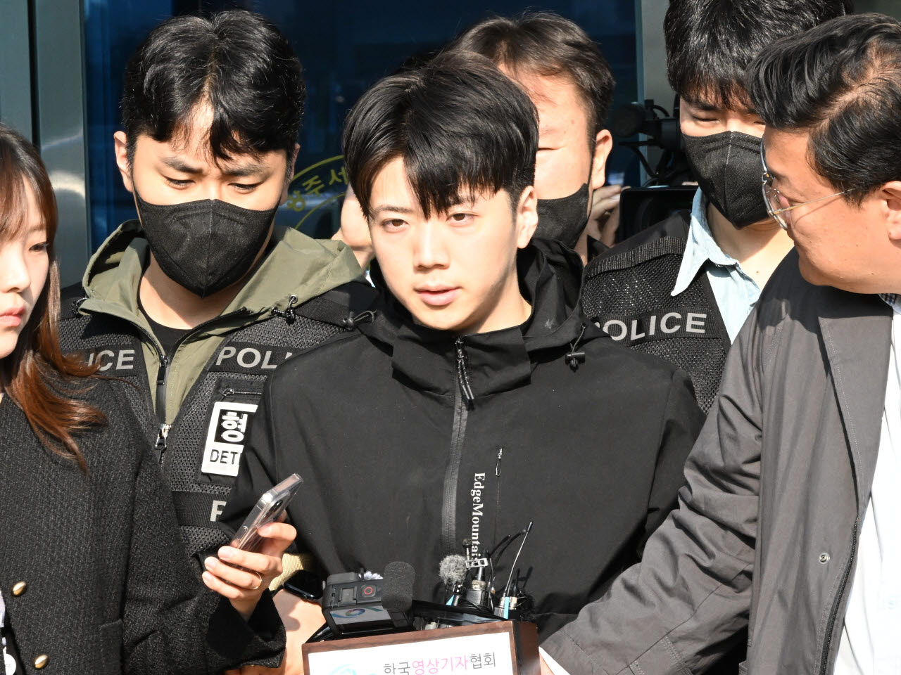 살인 혐의 등을 받는 장윤기(23)씨가 지난 5월 14일 오전 광주 서구 서부경찰서에서 검찰소 송치되고 있다. (사진=뉴시스)