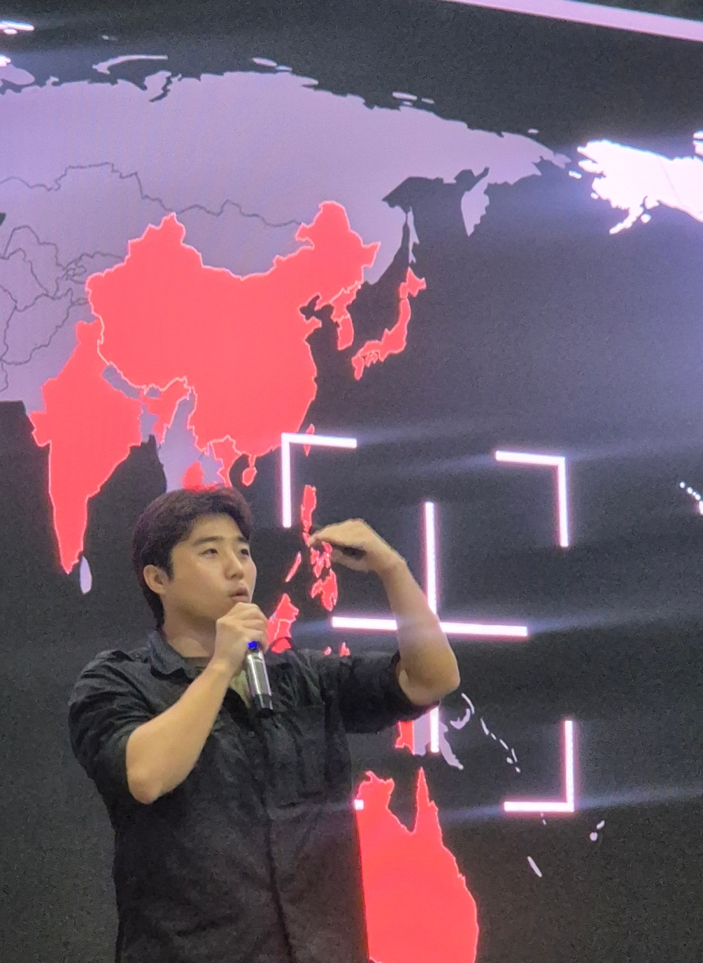 3일 D4D 해커톤 행사장에서 최강근 익시드테크 대표가 이번 행사의 취지를 설명하고 있다. (사진=박소영 기자)