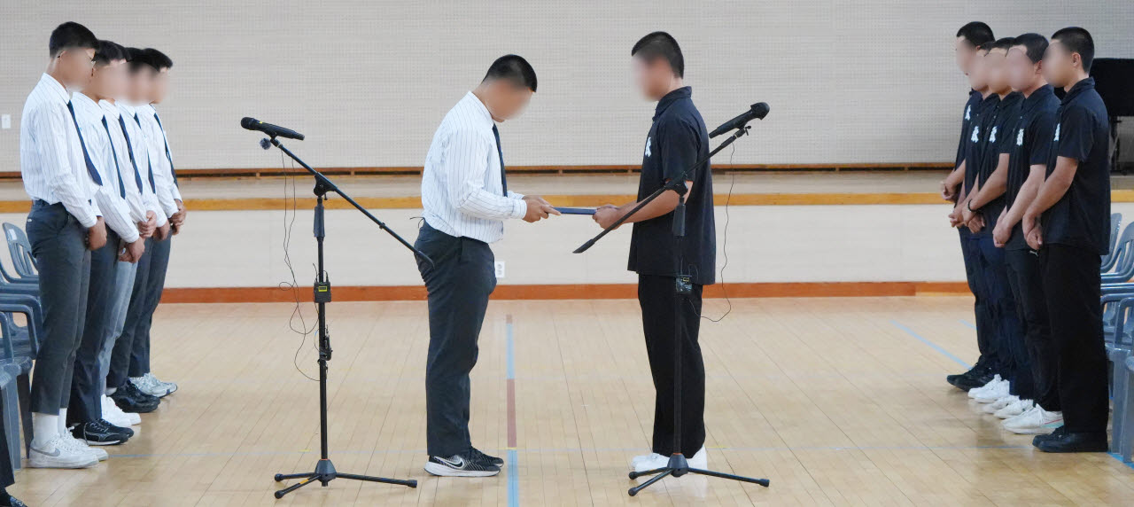 서울 배재고등학교 야구부 주장(왼쪽)이 6일 오후 전남광주통합특별시 북구 광주제일고등학교를 찾아 제일고 야구부 주장에게 사과문을 전달하고 있다. (사진=뉴시스)