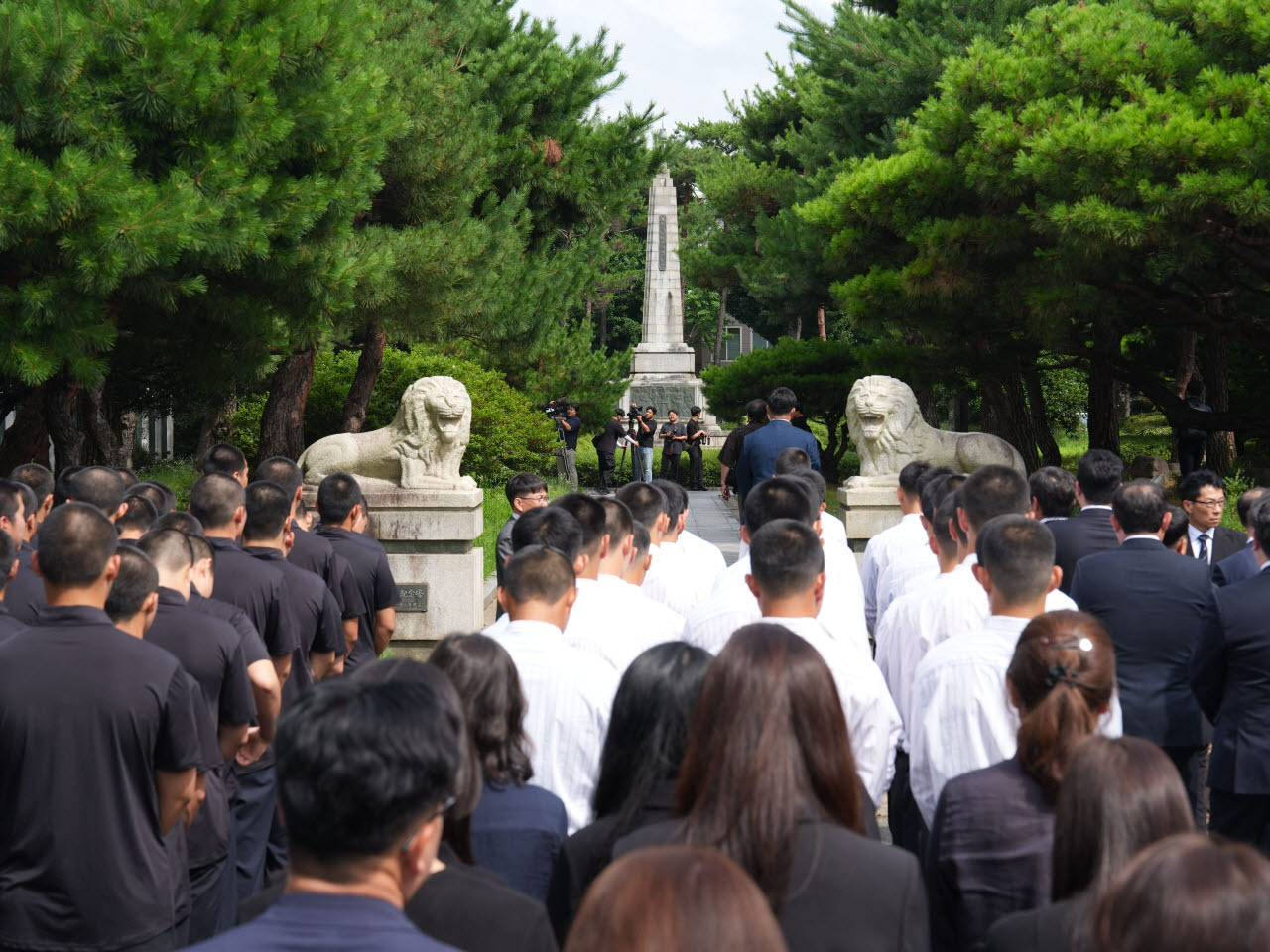 서울 배재고 야구부 학생선수와 교사, 일부 학부모 80여 명이 6일 광주제일고에 사과 방문해 학생탑에 참배하고 있다. (사진=뉴스1)