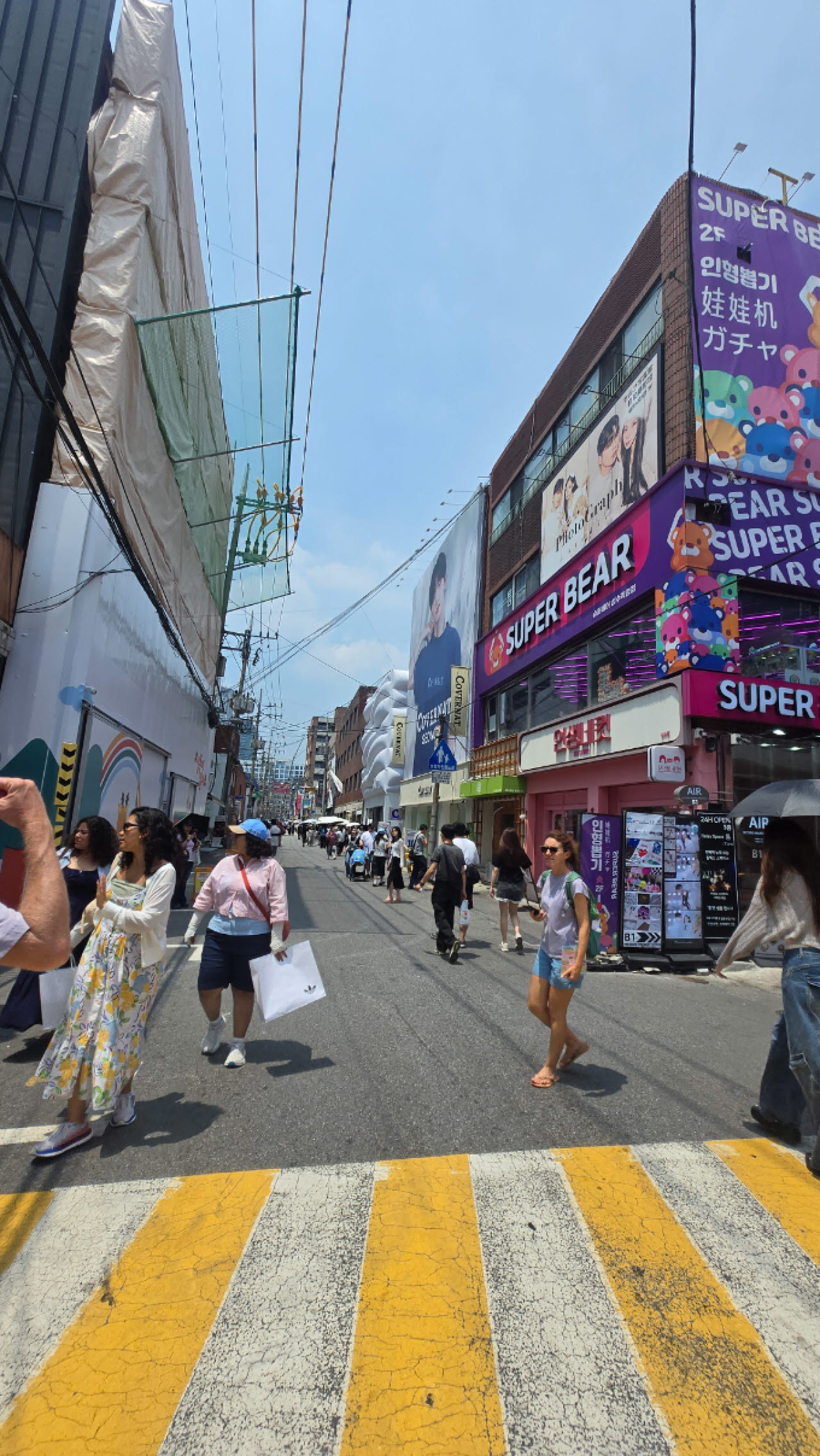 지난 달 29일 성수동 연무장길에는 사람들이 오가는 가운데 왼쪽 편에선 공사가 한창이다. (사진=최정희 이데일리 기자)