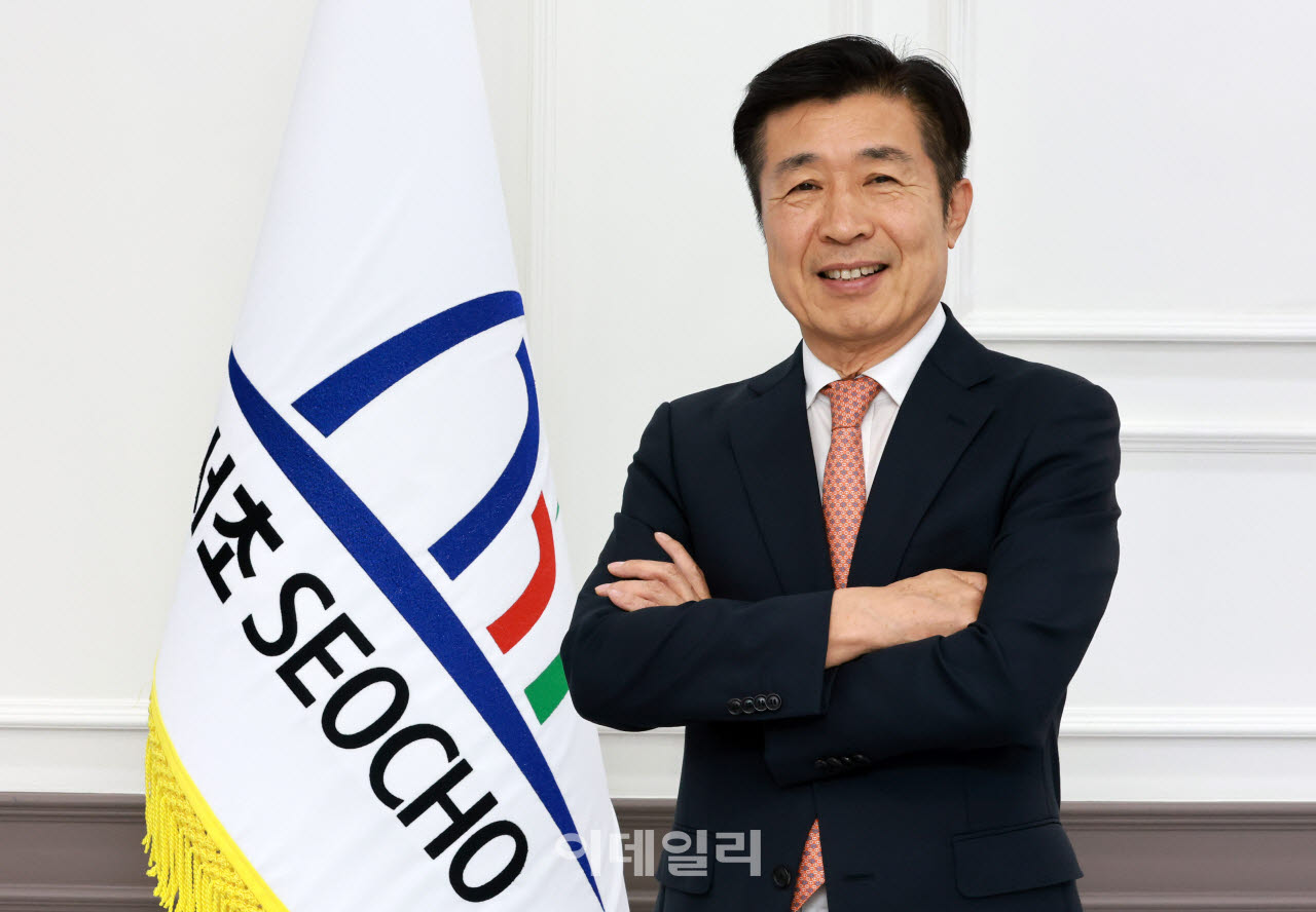 전성수 서초구청장이 이데일리와의 인터뷰에서 '구기'(區旗)앞에서 포즈를 취하고 있다. (사진=방인권 기자)
