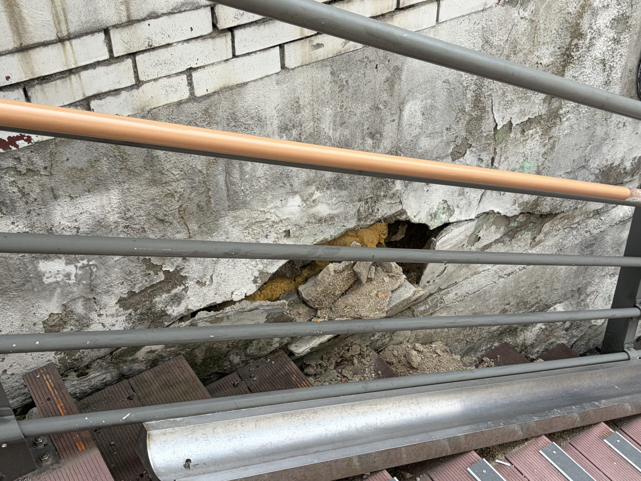 서울 강북구 삼양로53길 재개발 예정 구역의 노후 옹벽 하부가 파손돼 콘크리트와 내부 자재가 노출돼 있다. (사진=정유진 수습기자)