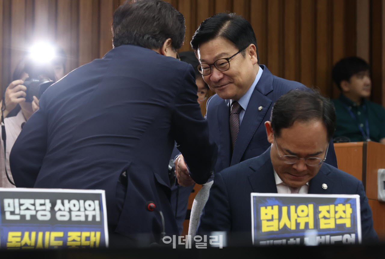 [포토]원내대책회의 참석하는 정점식 원내대표