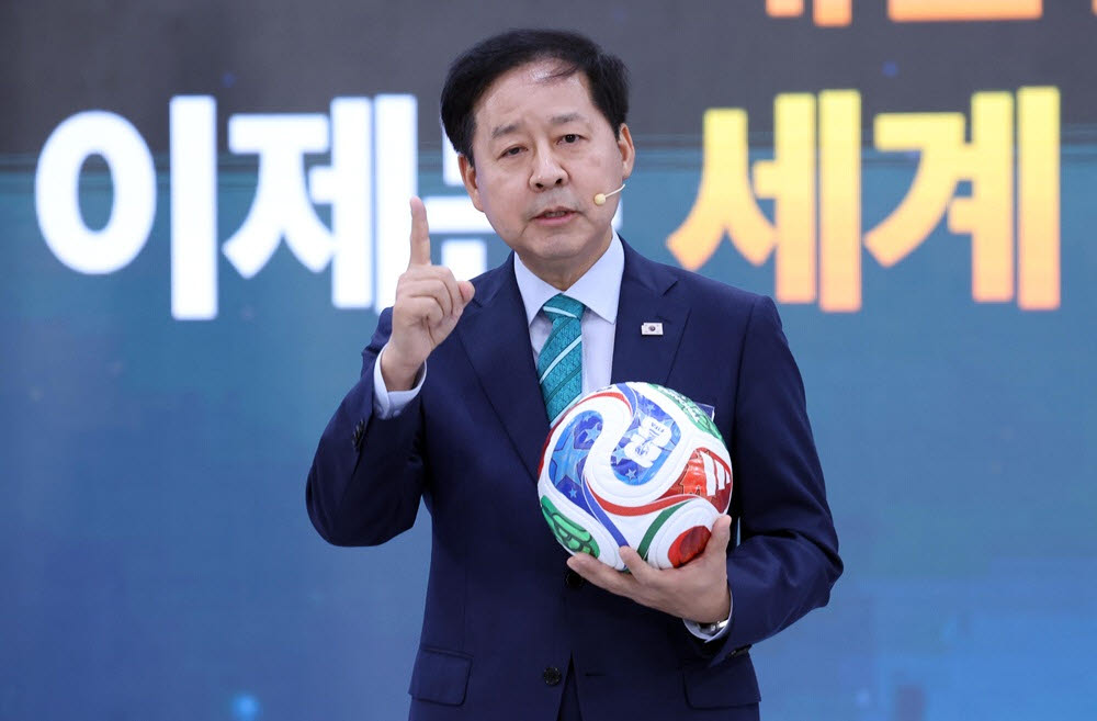 구윤철 부총리 겸 재정경제부 장관이 지난 3일 경남 진주시에서 이재명 대통령 주재로 열린 영남권 첨단산업 발전비전 국민보고회에서 정부 지원방안을 발표하고 있다.(사진=연합뉴스)