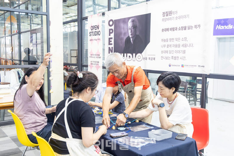 구미 - 체험 및 마켓 부스 (구미핸즈브라운카페) : 경북 작가들의 작품을 판매하며 체험도 가능했음 (사진=한국공예·디자인문화진흥원)