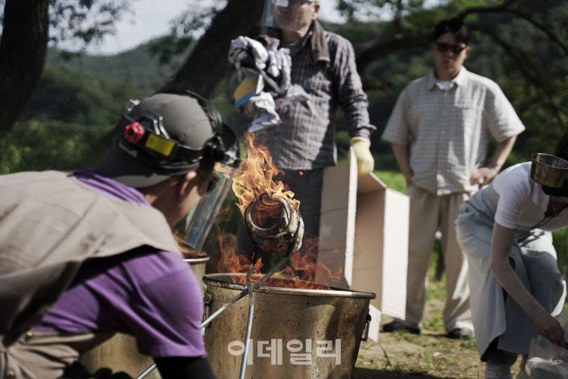 ‘2026 공예주간’ 공주 행사 현장. 석장리 박물관에서 불과 흙을 활용한 공예의 탄생과정을 경험하는 야외체험 프로그램이 진행됐다. (사진=한국공예·디자인문화진흥원)