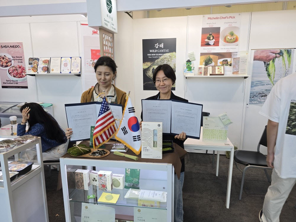 미국 뉴욕 제이콥 케이 재비츠 컨벤션센터에서 열린 '2026 서머 팬시푸드쇼(Summer Fancy Food Show)'에 참가한 충남의 해조류 가공 기업 관계자가 현지 바이어들에게 제품을 홍보하고 있다. (사진=충남도 제공)