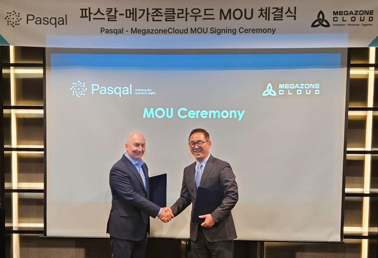 김동호 메가존클라우드 CQO(오른쪽)와 로베르토 마우로(Roberto Mauro) 파스칼 아시아태평양 총괄(GM of Asia Pacific)이 3일 서울 동대문 메리어트호텔에서 열린 ‘양자컴퓨팅 사업 협력을 위한 업무협약식’에서 협약서를 교환하고 있다. (사진=메가존클라우드)