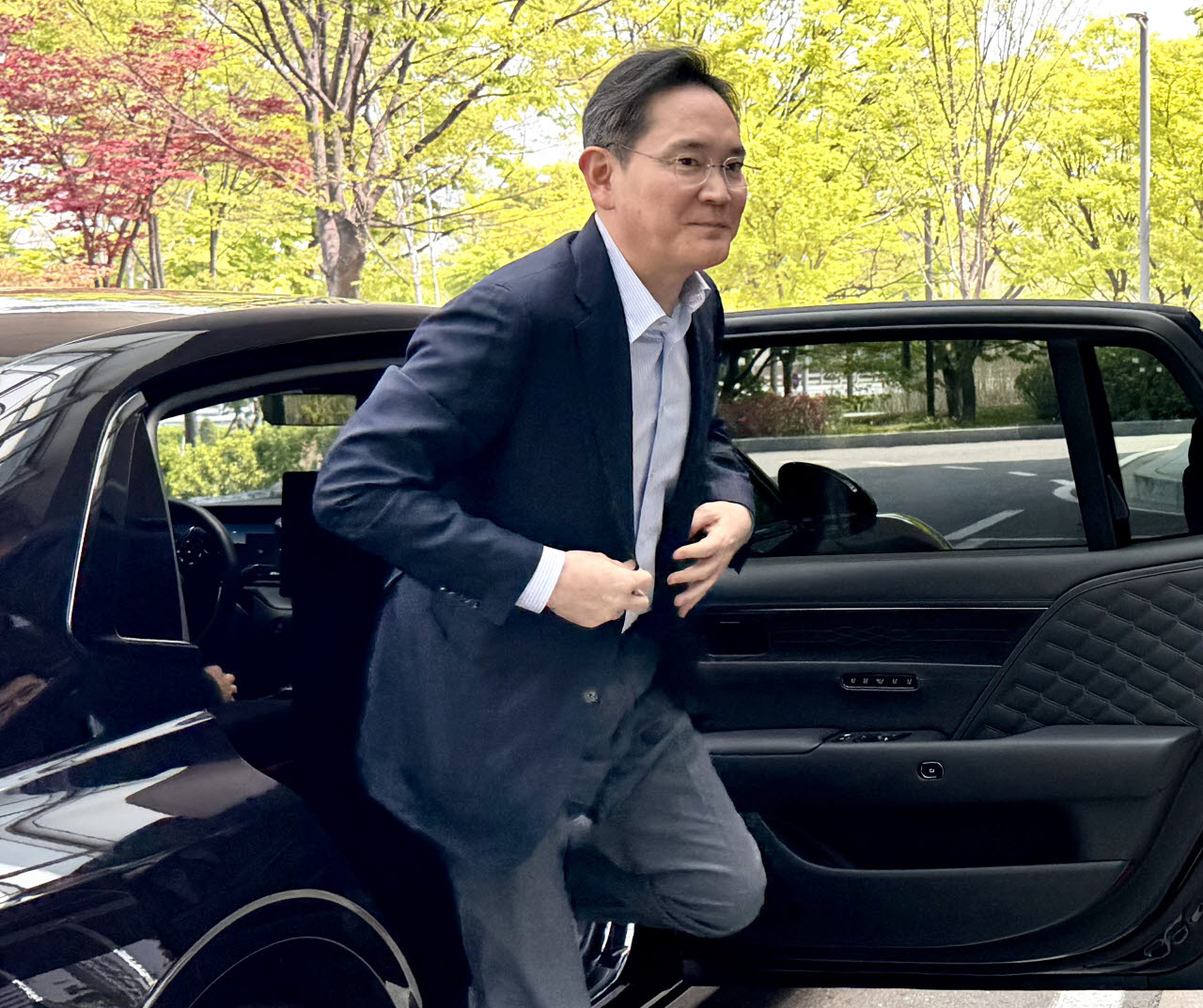 사진은 지난 4월 19일 이재용 삼성전자 회장이 인도·베트남 경제사절단 동행을 위해 서울 강서구 서울김포비즈니스항공센터(SGBAC)를 통해 출국하는 모습. (사진=연합뉴스)