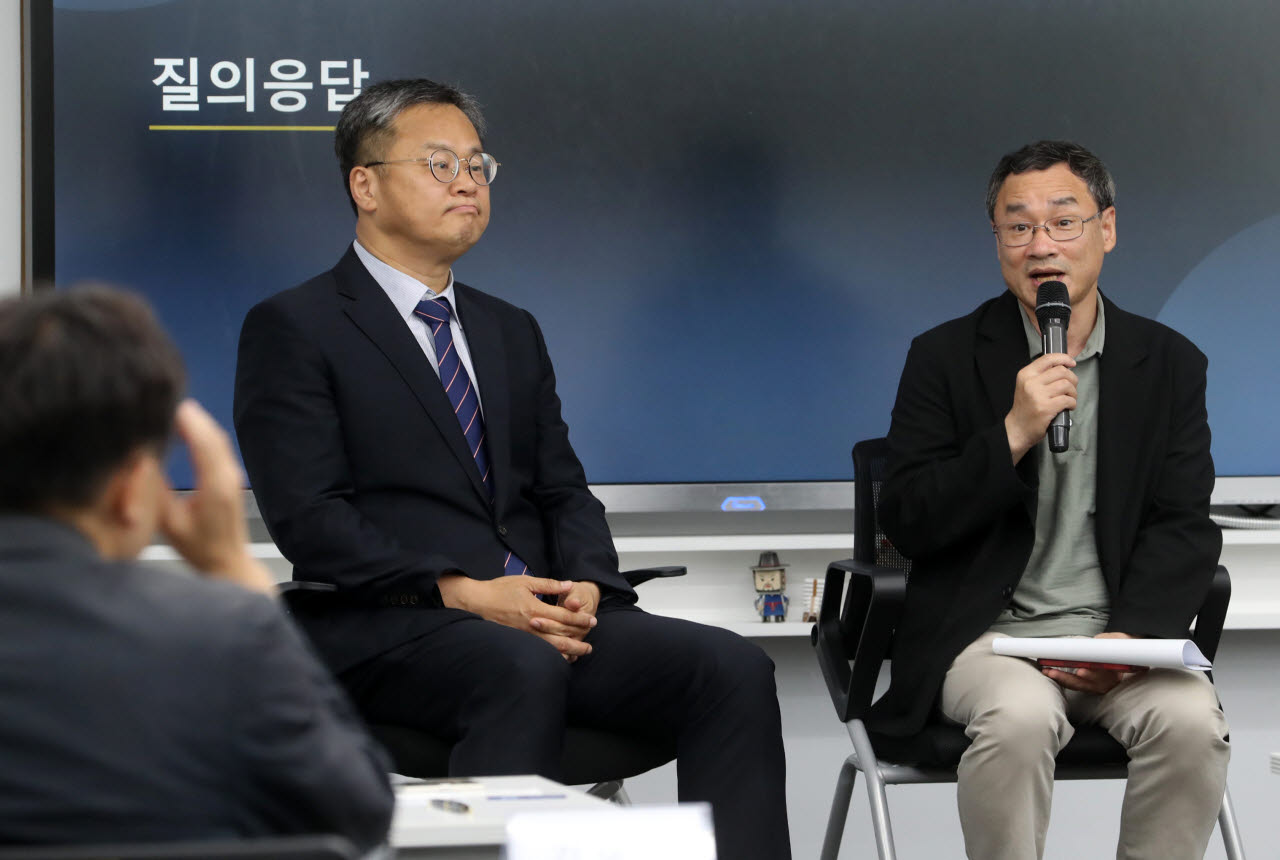 전갑생(오른쪽부터) 성공회대 연구교수와 홍성근 동북아역사재단 독도실장이 7일 서울 영등포구 독도체험관에서 열린 '미국 국립문서기록관리청 수집 미공개 독도 자료 기증식'에서 기자들의 질의 응답을 하고 있다. 전갑생 교수는 1947년 9월 시점에 미군 당국은 독도가 ‘한국의 일부(a part of Korea)’라는 것이 명확히 확립 되어 있었다고 밝혔다. 또한, 광복후 울릉도사가 경상북도 지사에게 독도가 울릉도 소속임을 공식적으로 공표해 줄 것을 요청한 미공개 자료 등을 발굴 최초로 공개했다. (사진=김태형 기자)