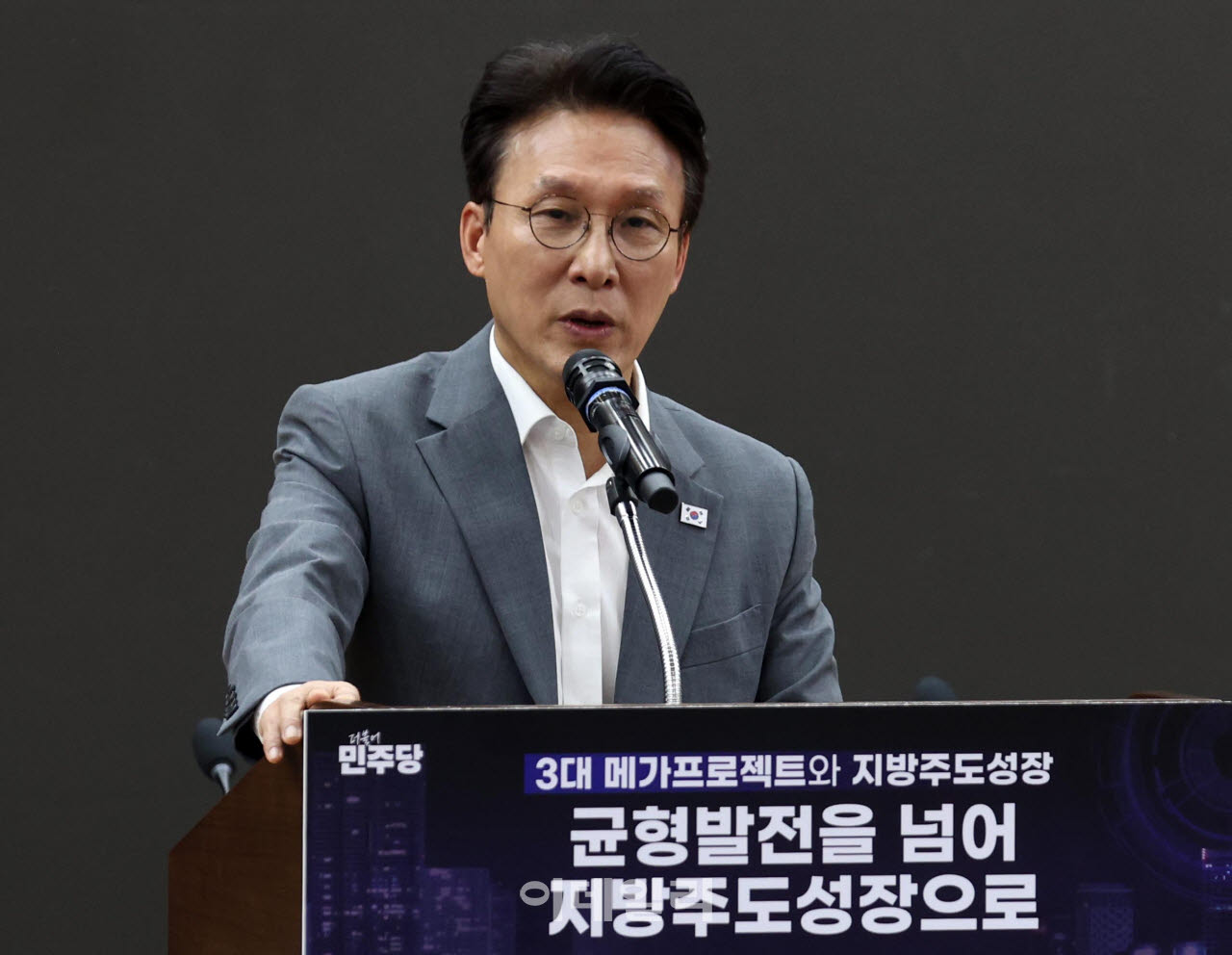 김민석 전 국무총리가 7일 오후 서울 여의도 국회 의원회관에서 열린 연속토론회 '균형발전을 넘어 지방주도성장으로 - 3대 메가프로젝트와 지방주도성장'에서 개회사를 하고 있다.(사진=이데일리 노진환 기자)