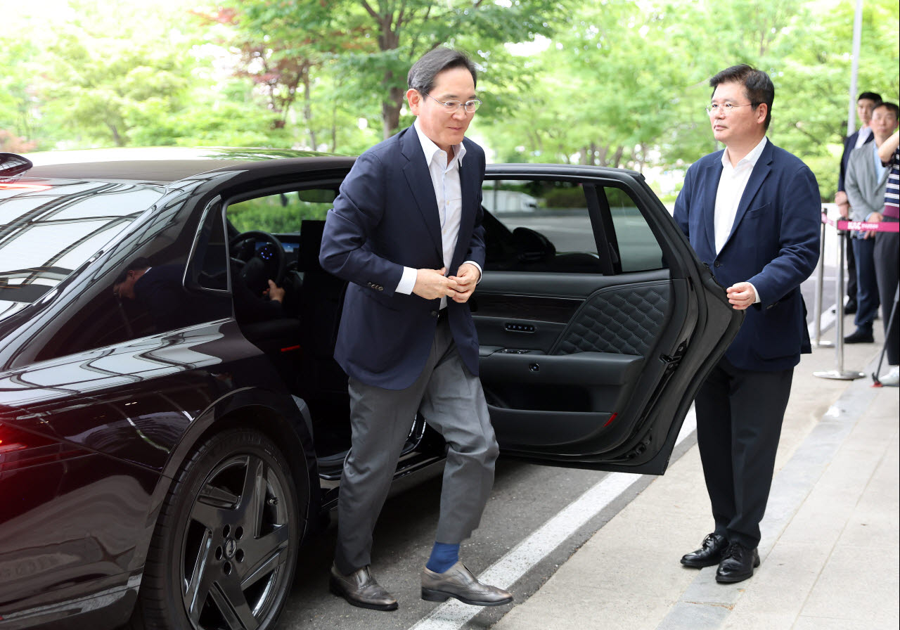 이재명 삼성전자 회장이 7일 서울 강서구 김포비지니스항공센터에 도착, '억만장자들의 여름 캠프'로 불리는 미국 선밸리 콘퍼런스 참석을 위해 이동하고 있다. (사진=방인권 기자)