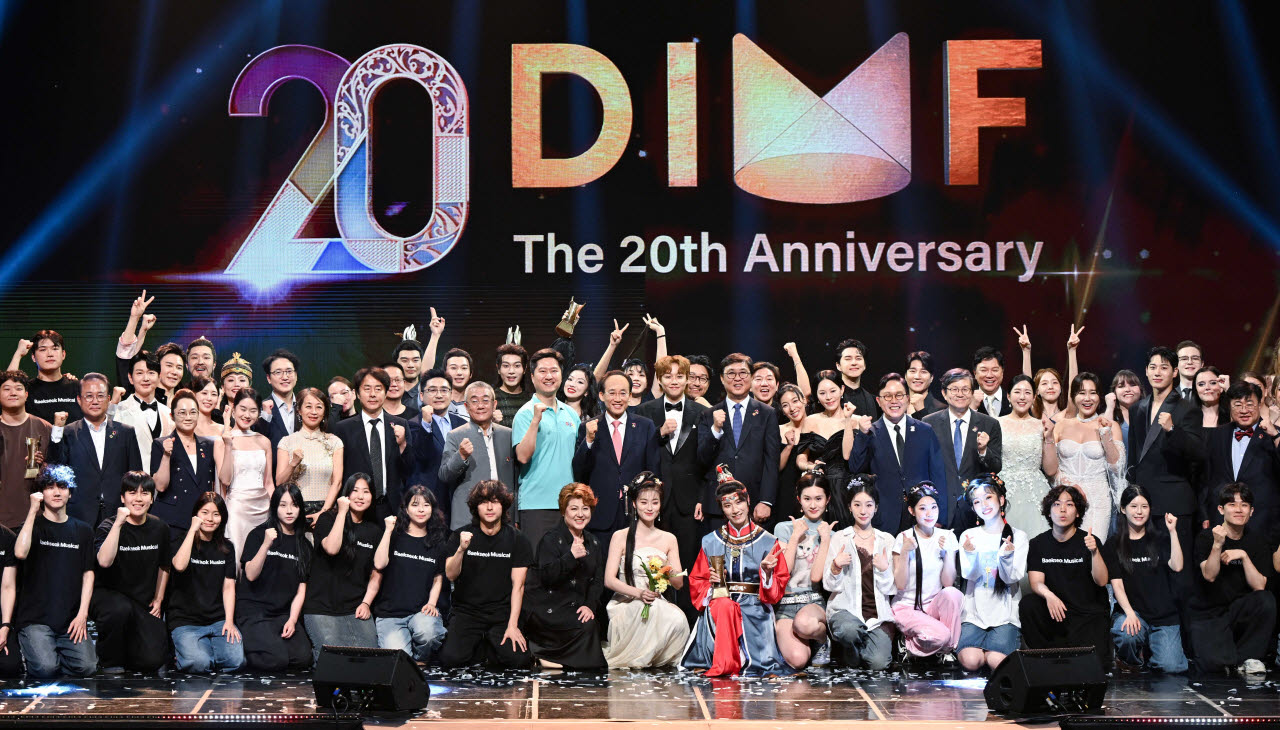 추경호 대구시장이 지난 6일 계명아트센터에서 열린 제20회 DIMF(대구국제뮤지컬페스티벌) 어워즈에 참석해 기념촬영을 하고 있다.(사진=대구시)