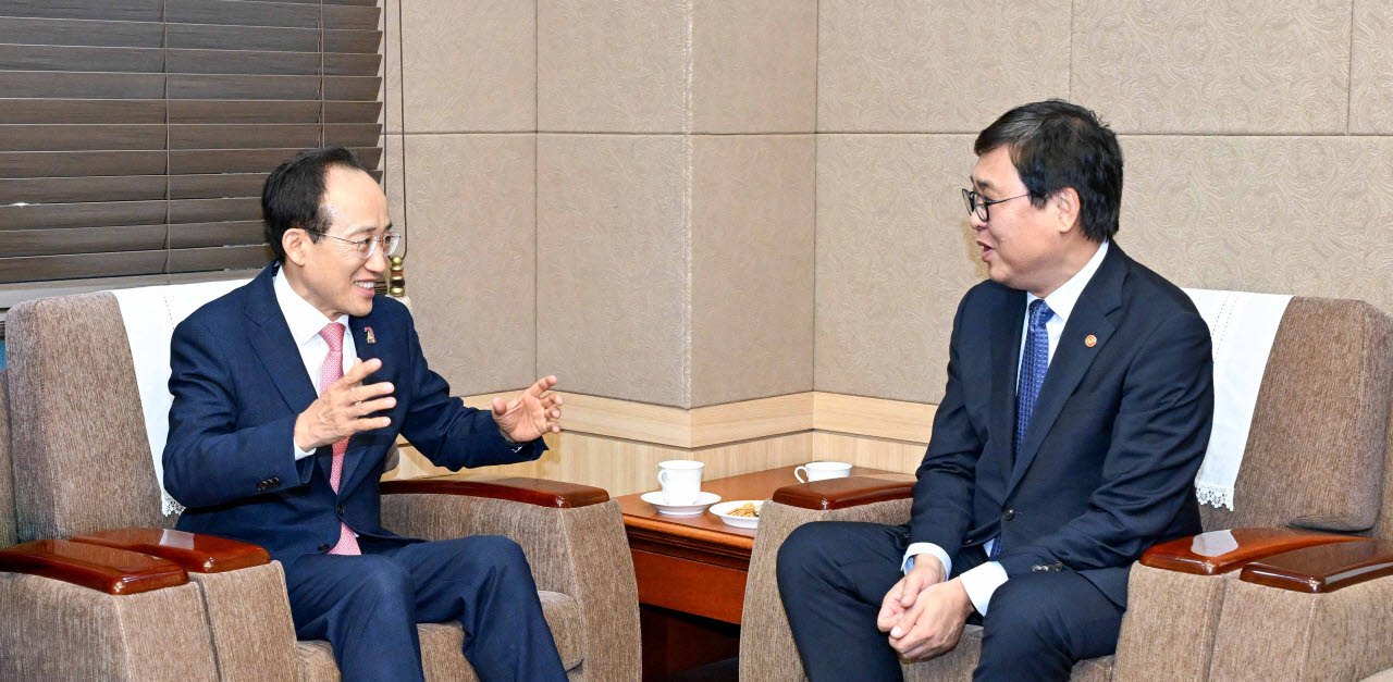 추경호(왼쪽) 대구시장이 지난 6일 제20회 대구국제뮤지컬페스티벌(DIMF) 어워즈에서 최휘영 문화체육관광부 장관을 만나 국립뮤지컬콤플렉스 조성 등에 대해 건의하고 있다.(사진=대구시)
