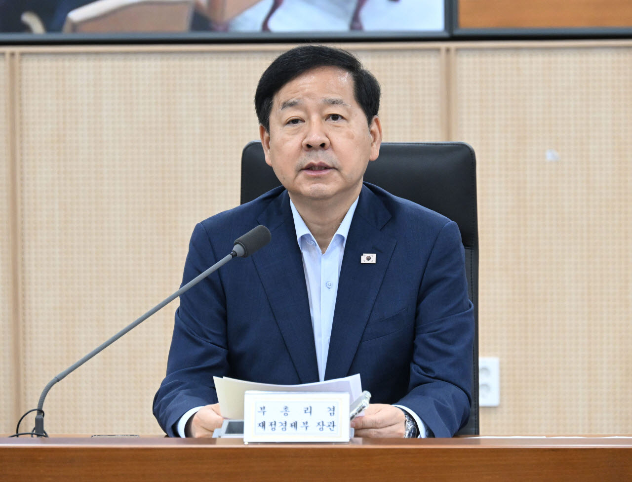 구윤철 부총리 겸 재정경제부 장관이 지난 3일 정부세종청사 중앙동에서 열린 '비상경제본부 회의 겸 경제관계장관회의'를 주재, 모두발언을 하고 있다.(사진=재정경제부)