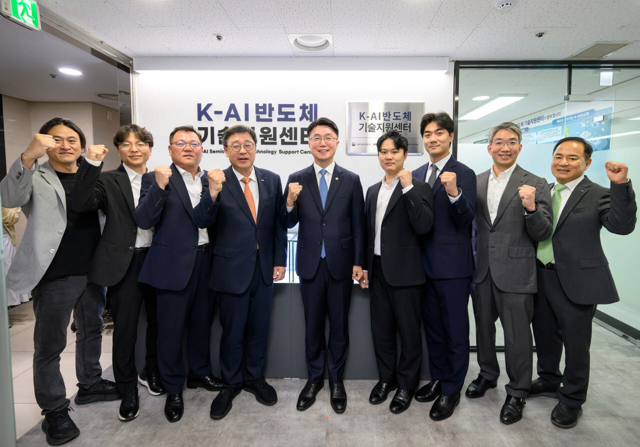류제명 과학기술정보통신부 제2차관(왼쪽 다섯 번째)이 7일 오후 서울 강남구 한국정보통신진흥협회(KAIT)에서 열린 'K-AI반도체 기술지원센터 개소식' 에서 김정기 한국정보통신진흥협회 부회장(왼쪽 세 번째), 박윤규 정보통신산업진흥원장(왼쪽 네 번째) 및 주요참석자들과 기념촬영을 하고 있다. (사진=과학기술정보통신부)