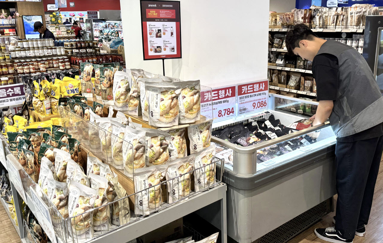 이마트 매장에 삼계탕 간편조리식이 진열돼 있다. (사진=이마트)