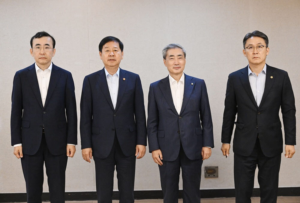 8일 오전 서울 정부서울청사에서 열린 시장상황점검회의에 앞서 참석자들이 기념사진을 찍고 있다. 왼쪽부터 이세훈 금융감독원 수석부원장, 구윤철 부총리 겸 재정경제부 장관, 신현송 한국은행 총재, 권대영 금융위원회 부위원장.(사진=재정경제부)