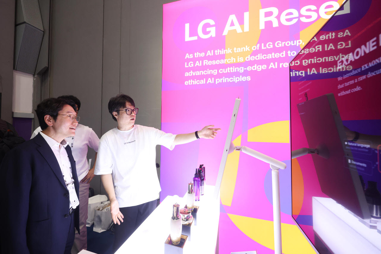 서울 코엑스에서 진행 중인 ICML 2026 LG AI연구원 부스에서 임우형 LG AI연구원 공동 연구원장(사진 왼쪽)이 탈모 관리 신소재 람시딜 설명을 듣고 있는 모습. (사진=LG)