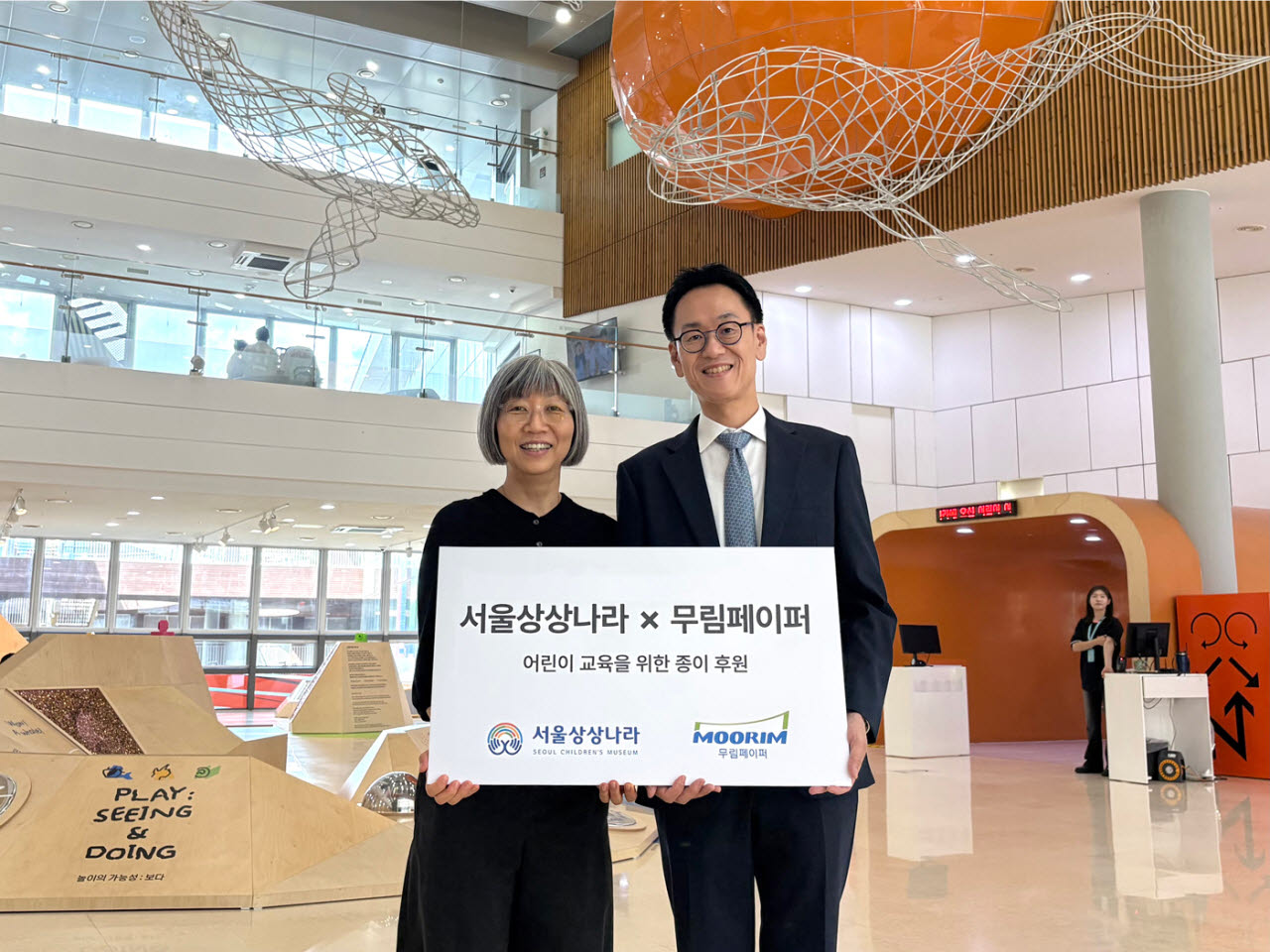 이종철 무림페이퍼 경영기획실장(오른쪽)과 최윤아 서울상상나라 관장이 지난 7일 서울어린이대공원 내 서울상상나라에서 열린 친환경 종이 후원 협약식에서 기념 촬영을 하고 있다.(사진=무림페이퍼)
