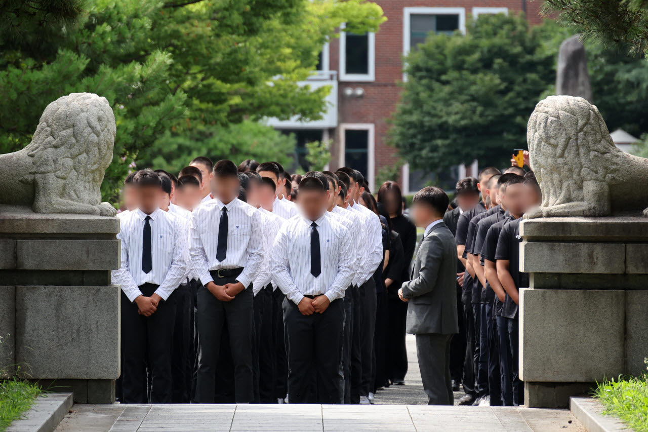 서울 배재고등학교 학생들이 지난 6일 전남광주특별시 광주제일고등학교를 찾아 사과한 뒤 광주학생독립운동기념탑을 참배하고 있다. (사진=연합뉴스)