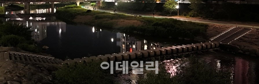 LED 전구를 설치한 징검다리.(사진=의정부시)