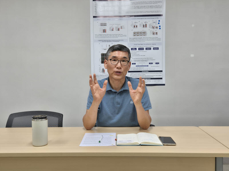 유상구 글라세움 대표이사가 최근 경기도 수원시 글라세움 본사에서 팜이데일리와 인터뷰를 진행하며 부티글라브리딘의 오토파지 기전에 대해 설명하고 있다. (사진=이데일리 나은경 기자)