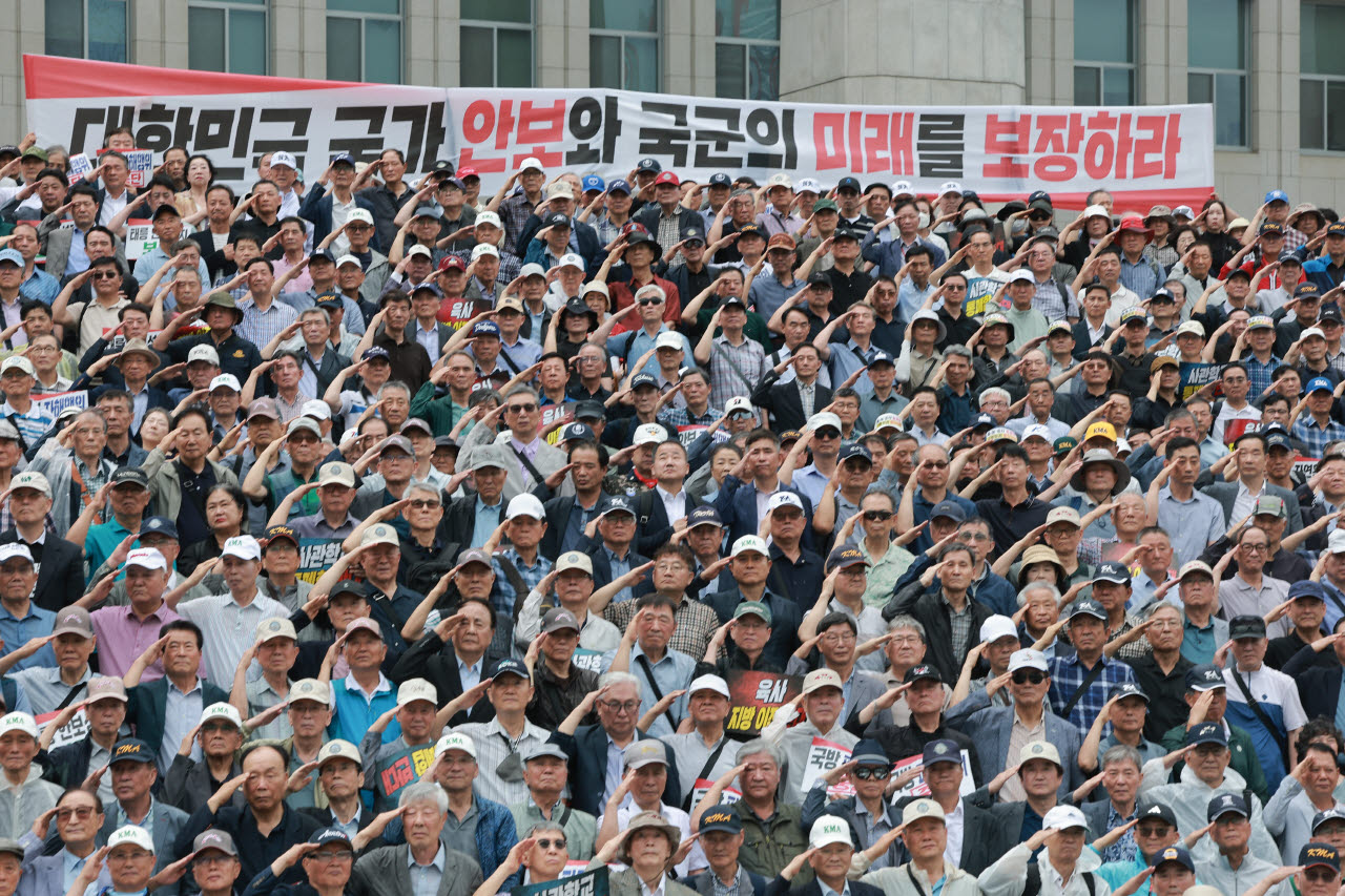 8일 국회 본청 앞 계단에서 국민의힘 한기호·임종득 의원이 육·해·공군사관학교 총동창회, 육사 사관생도 학부모 모임과 함께 연 육·해·공군사관학교 통폐합 및 육군사관학교 지방 이전 반대 총궐기 대회에서 참석자들이 국기에 경례하고 있다. (사진=연합뉴스)
