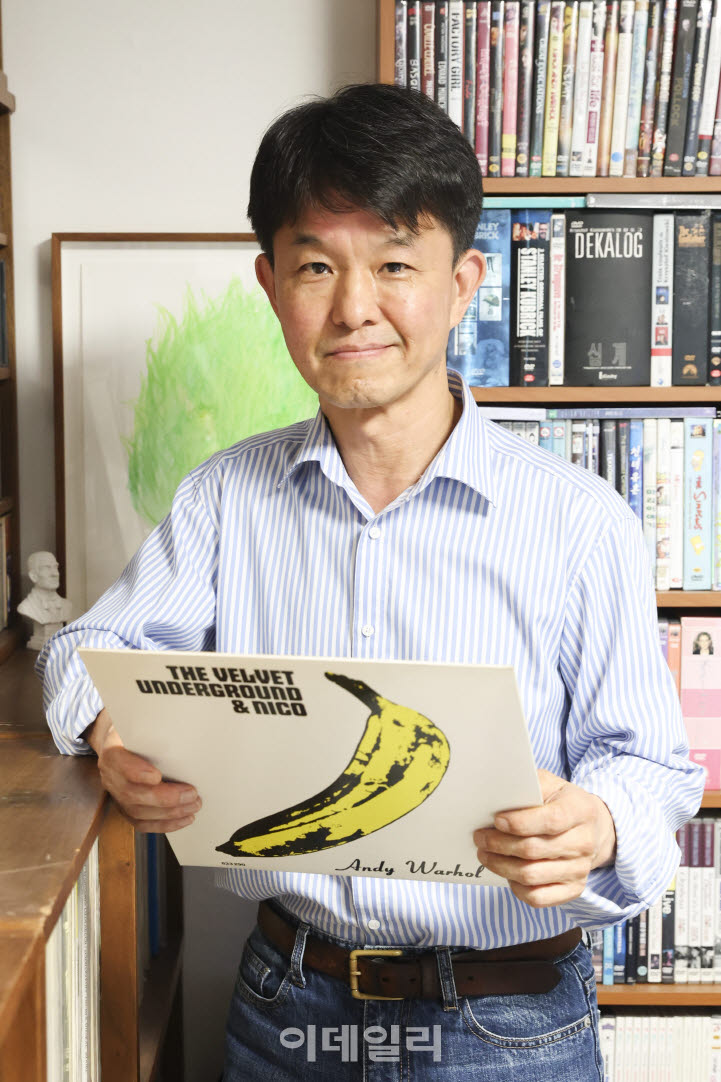 용호성 전 문화체육관광부 제1차관이 지난 3일 서울 강남구 자택에서 가진 이데일리와의 인터뷰에 앞서 그동안 수집해온 음반들 앞에서 포즈를 취하고 있다. (사진=이영훈 기자)