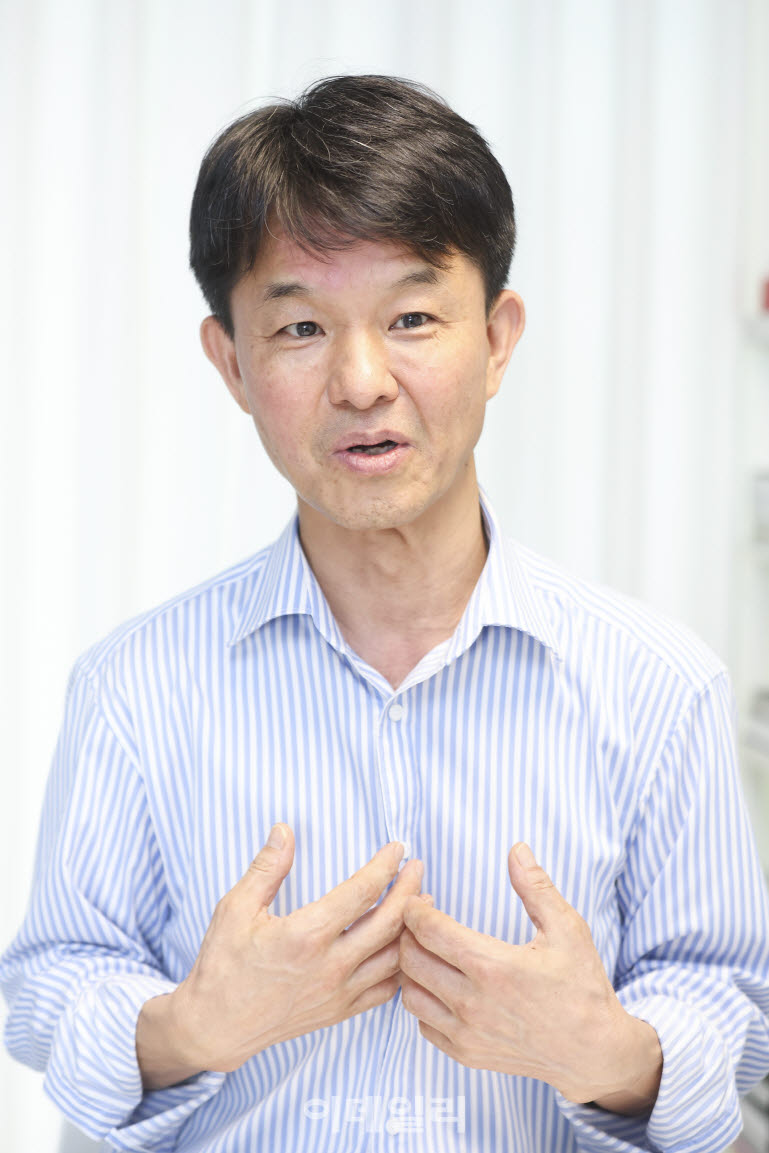 용호성 전 문화체육관광부 제1차관이 지난 3일 서울 강남구 자택에서 이데일리와 인터뷰를 하고 있다. (사진=이영훈 기자)