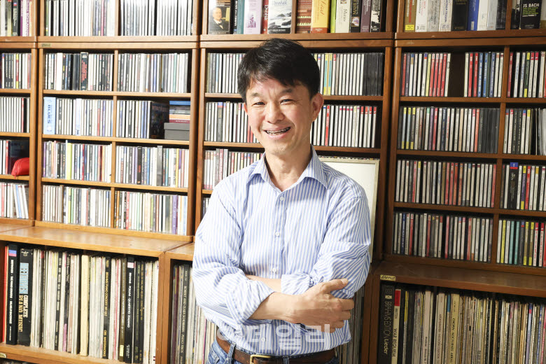 용호성 전 문화체육관광부 제1차관이 지난 3일 서울 강남구 자택에서 가진 이데일리와의 인터뷰에 앞서 그동안 수집해온 음반들 앞에서 포즈를 취하고 있다. (사진=이영훈 기자)