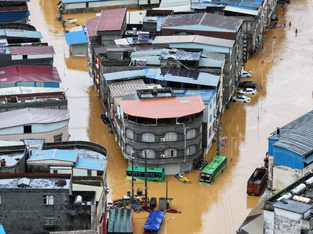 지난 6일 중국 광시성 헝저우시 일대 한 마을이 홍수로 잠겨 있다. (사진=AFP)