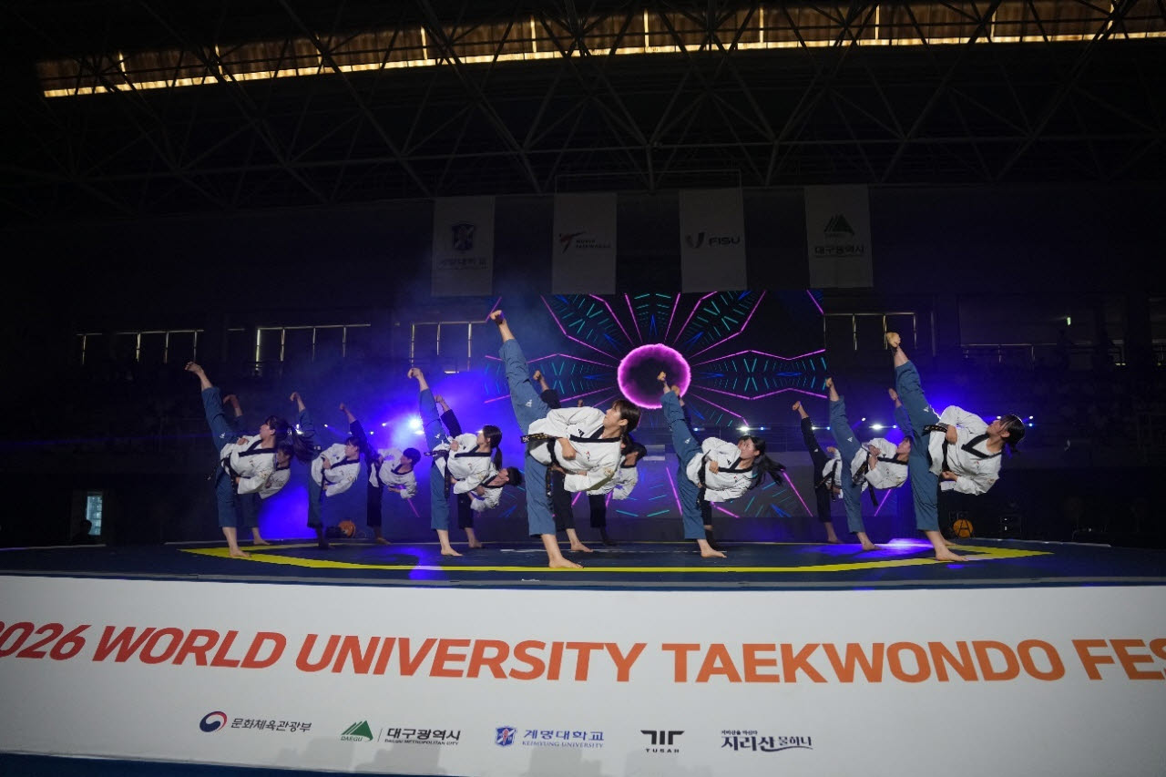 대구2026 세계대학태권도페스티벌 개막식에서 계명대 태권도 시범단이 태권도 공연을 펼치고 있다. 사진=스포츠플러스
