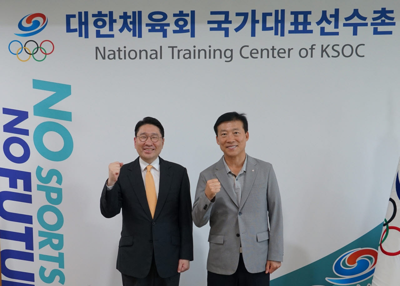 이상현 2026 아이치·나고야 아시안게임 대한민국 선수단장이 김택수 국가대표선수촌장과 함께 기념촬영을 하고 있다. 사진=대한사이클연맹