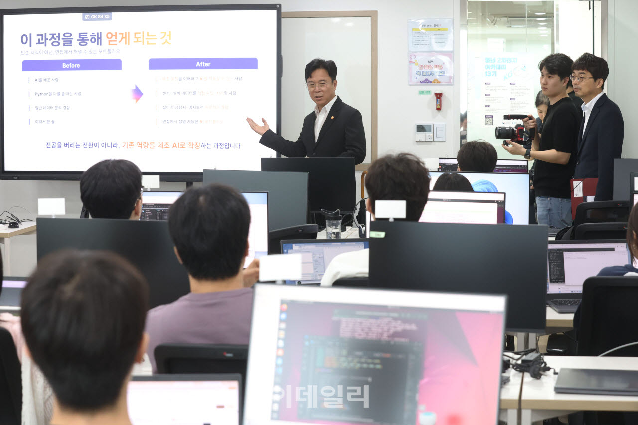 [이데일리 이영훈 기자] 김영훈 고용노동부 장관이 8일 서울 종로구 인사동 KG ICT 교육장에서 KDT AI 캠퍼스 참여기업을 현장방문해 강의실에서 학생들을 격려하고 있다.