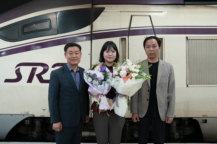 에스알이 8일 수서역에서 김민슬 기장의 첫 실습교육을 기념해 임명식을 열었다. 사진 왼쪽부터 정왕국 에스알 대표, 김민슬 기장, 김상수 SR 노조위원장.(사진=에스알)