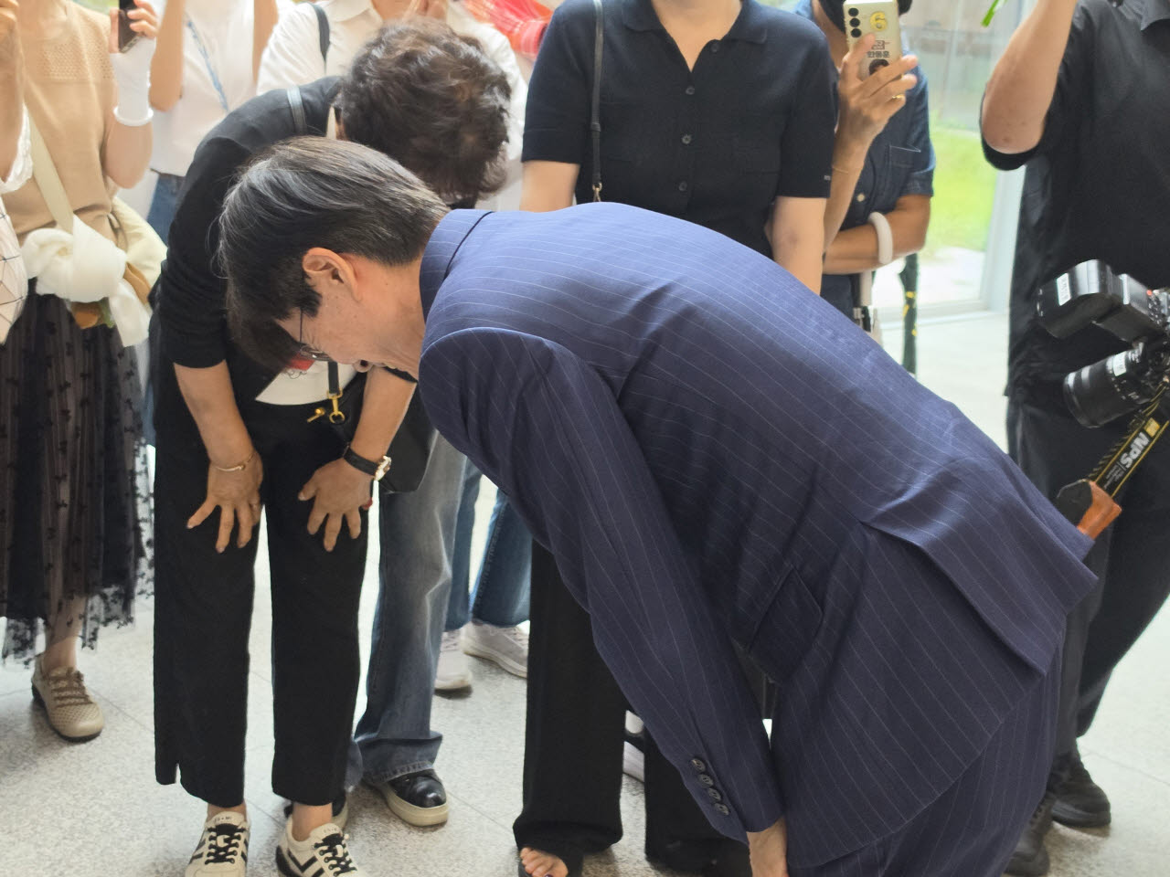 조경태 국민의힘 의원이 8일 지지자들을 만나 고개를 숙여 인사하고 있다. (사진=안소현 기자)
